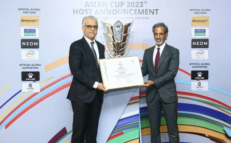 سلمان بن إبراهيم يسلم قطر حق استضافة كأس آسيا