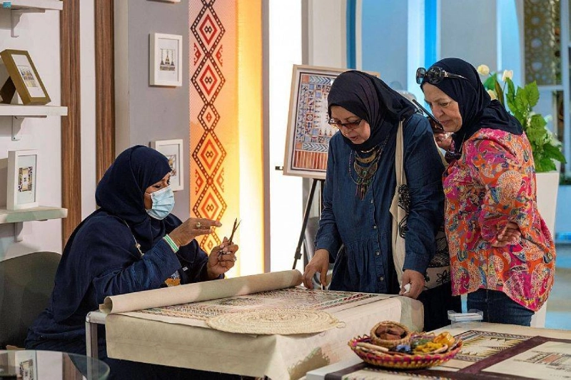 من الأعمال الحرفية المشاركة بالمعرض (مكة)