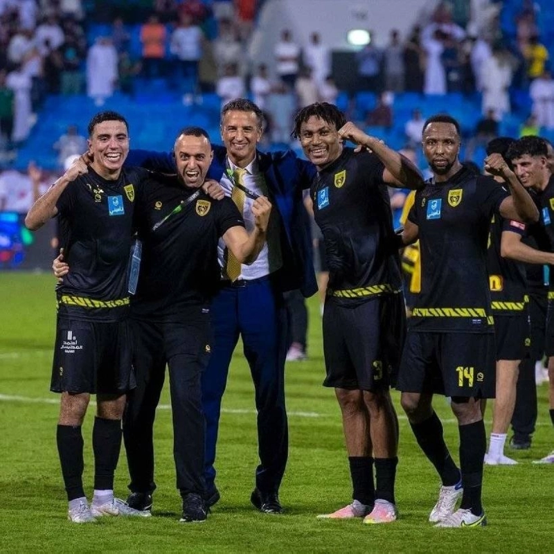 لاعبو التعاون يحتفلون مع مدربهم