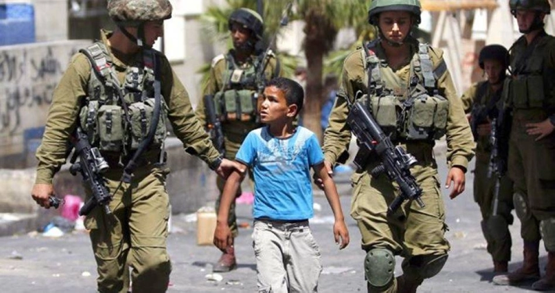 جنود إسرائيليون يقتادون طفلا فلسطينيا (مكة)