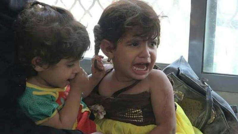 طفلة يمنية تبكي بعد أن هجرهم الحوثي من منزلهم (مكة)