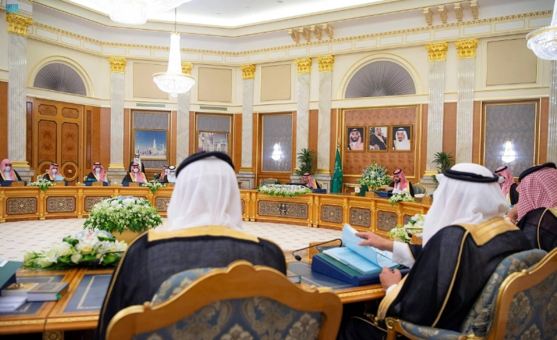 خادم الحرمين لدى ترؤسه جلسة مجلس الوزراء في جدة أمس (واس)