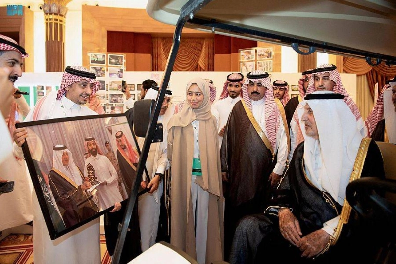 خالد الفيصل لدى اطلاعه على الفعاليات (مكة)