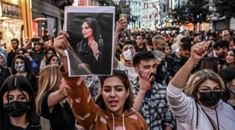 فتيات يرفعن صورة مهسا أميني