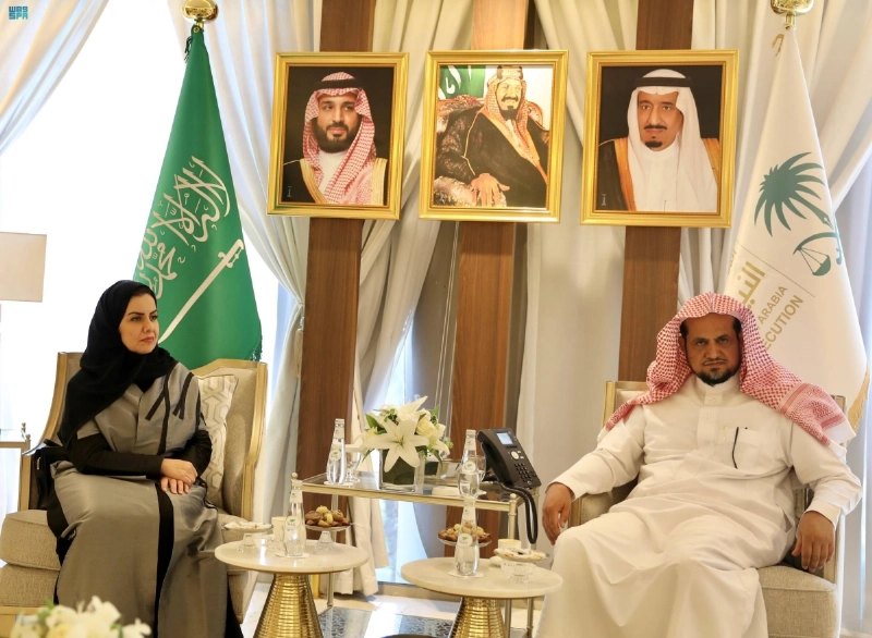 سعود المعجب خلال لقائه هلا التويجري (مكة)