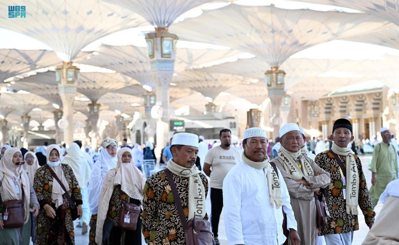 معتمرون خلال زيارتهم المسجد النبوي (مكة)
