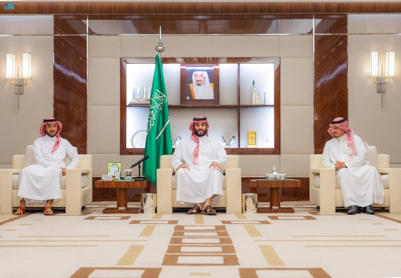الأمير محمد بن سلمان خلال استقبال لاعبي المنتخب الأول لكرة القدم (واس)