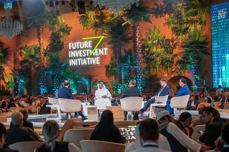 الفالح بين المشاركين في الجلسة