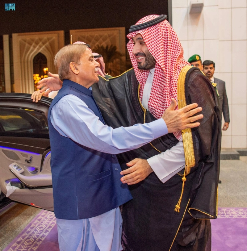 ولي العهد لدى استقباله محمد شهباز شريف (واس)