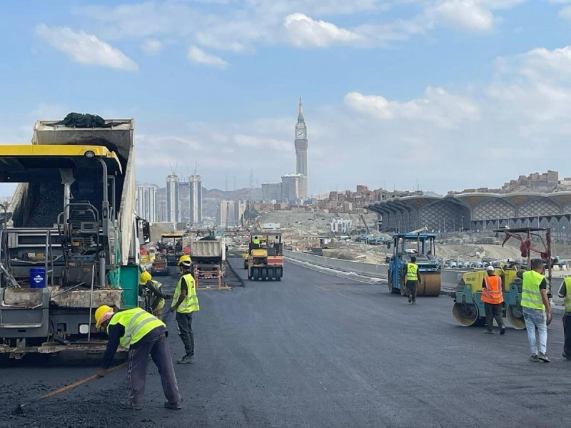 من أعمال الإنشاء في وجهة مسار بمكة
