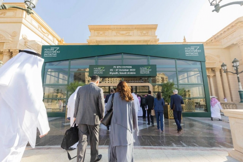 عدد من الحضور أثناء توجههم إلى قاعات مبادرة مستقبل الاستثمار