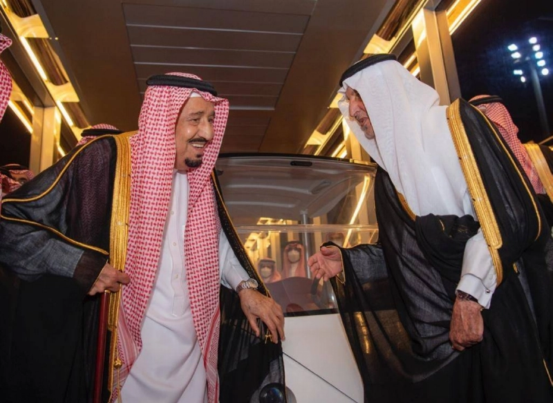 الملك سلمان لدى مغادرته جدة وفي وداعه خالد الفيصل (واس)