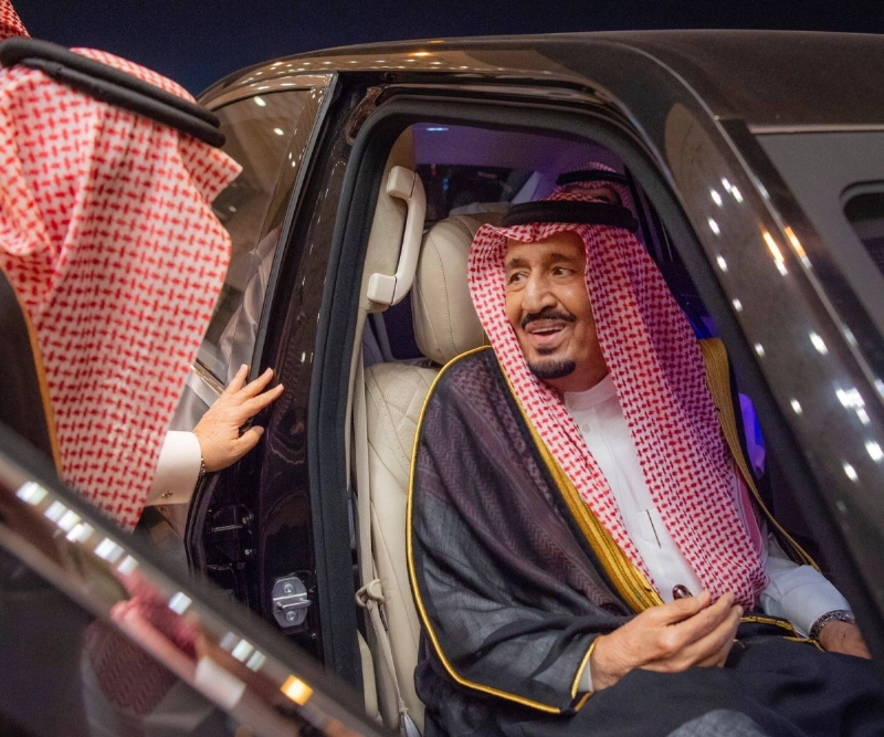 الملك سلمان لدى وصوله الرياض وفي مقدمة مستقبليه فيصل بن بندر (واس)