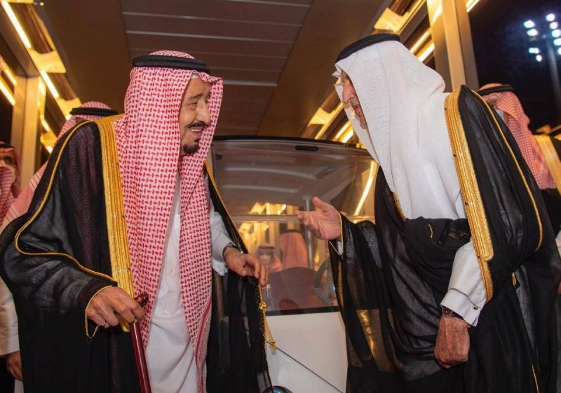 خادم الحرمين لدى مغادرته جدة وفي وداعه خالد الفيصل