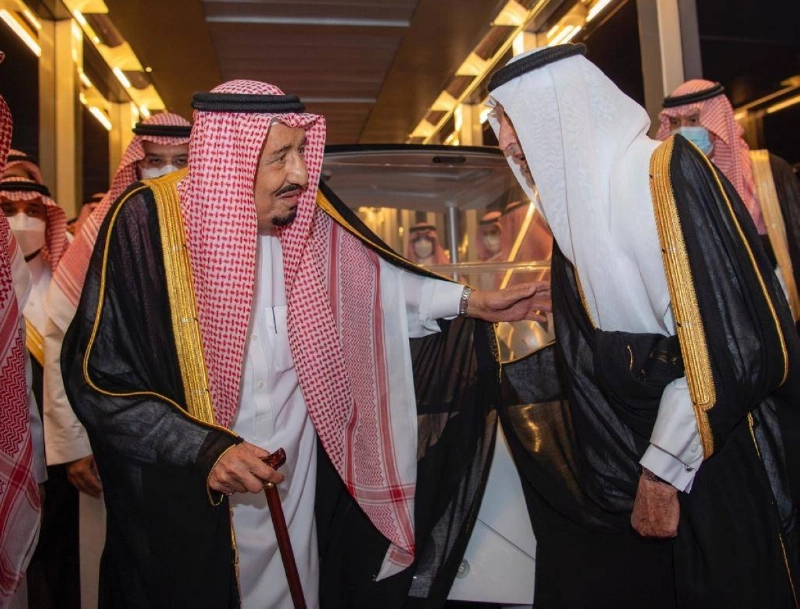 الملك سلمان لدى مغادرته جدة وفي وداعه خالد الفيصل (واس)