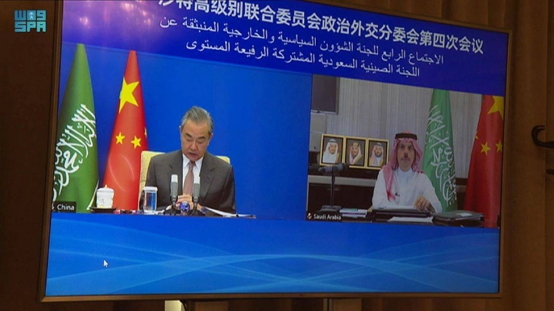وزير الخارجية الصيني لدى التوقيع مرئيا (واس)