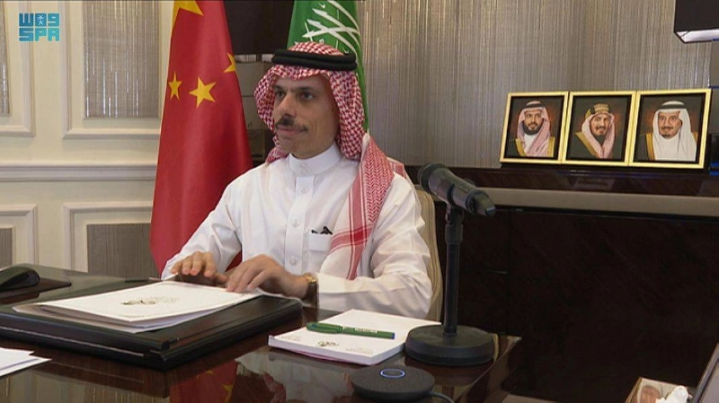 فيصل بن فرحان خلال ترأس الاجتماع (واس)