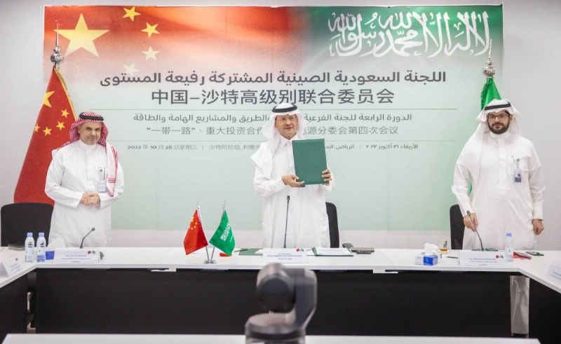 عبدالعزيز بن سلمان بعد توقيع الاتفاقية