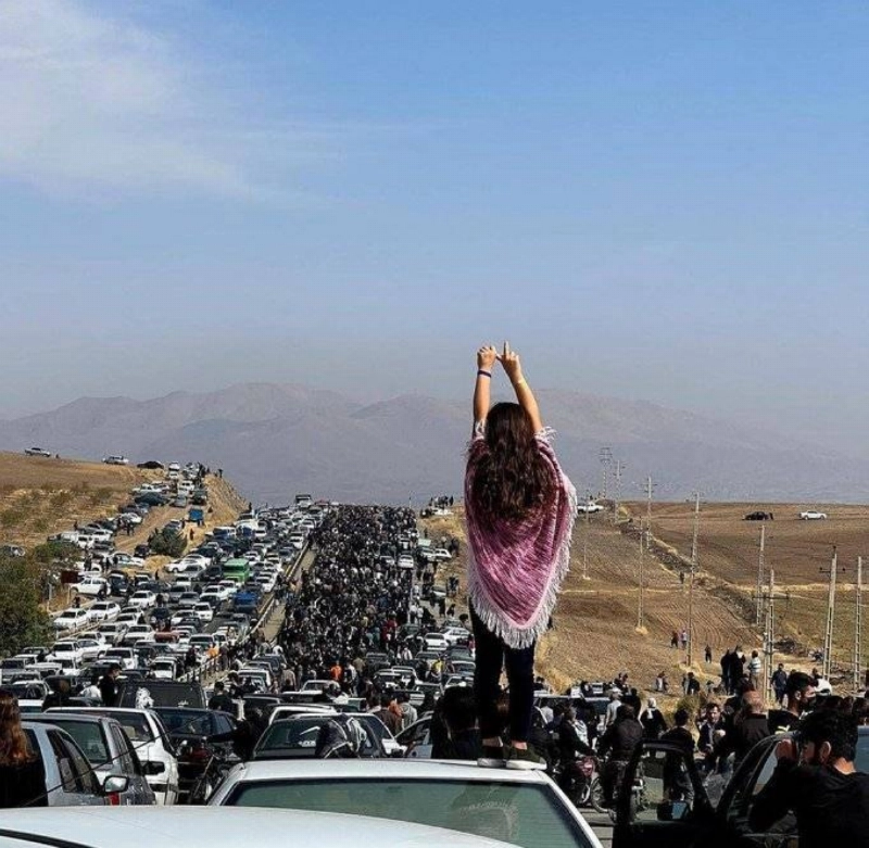 إيرانية تقف فوق سيارة رافضة القمع
