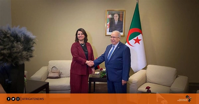 رمطان لعمامرة لدى اجتماعه بوزيرة الخارجية الليبية (مكة)
