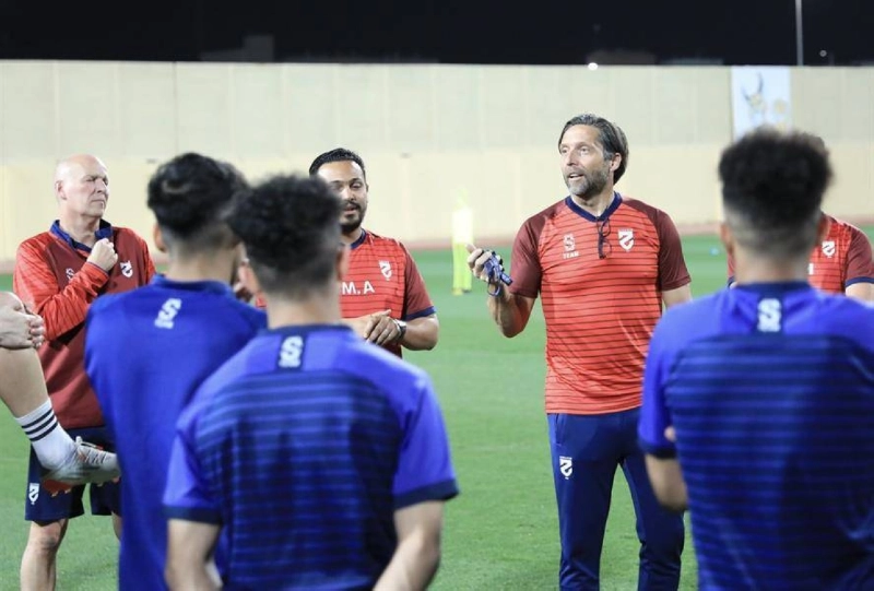 رويل كومانس خلال تدريبه فريق الحزم