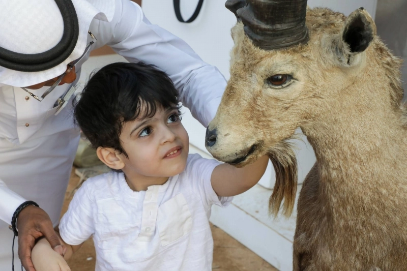 أطفال خلال مشاهدة أحد المجسمات