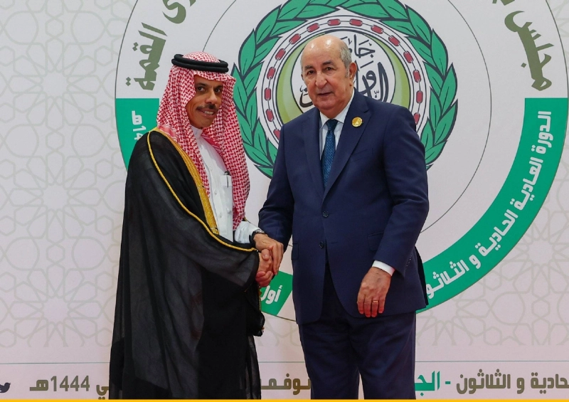 الرئيس الجزائري لدى استقباله وزير الخارجية