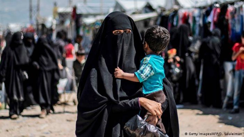 امرأة وابنها في مخيم الهول السوري (مكة)