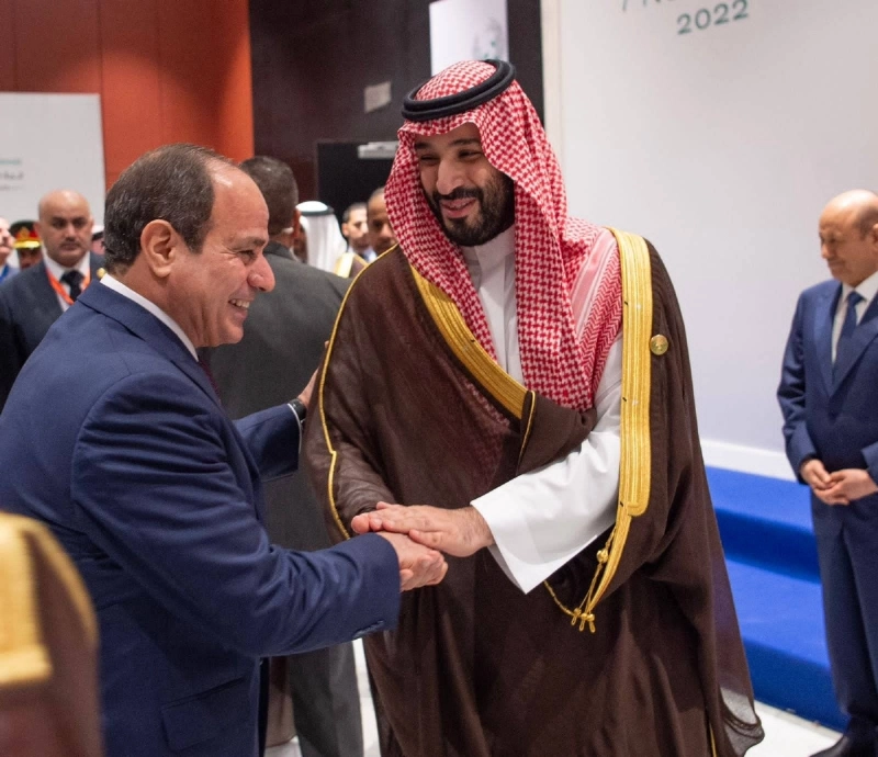 الأمير محمد بن سلمان مصافحا عبدالفتاح السيسي لدى وصوله شرم الشيخ (واس)