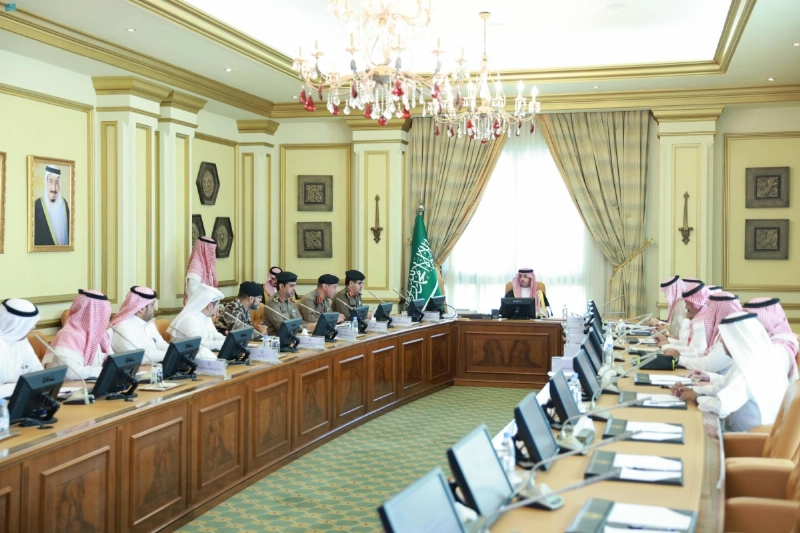 سعود بن جلوي خلال ترؤسه الاجتماع (مكة)