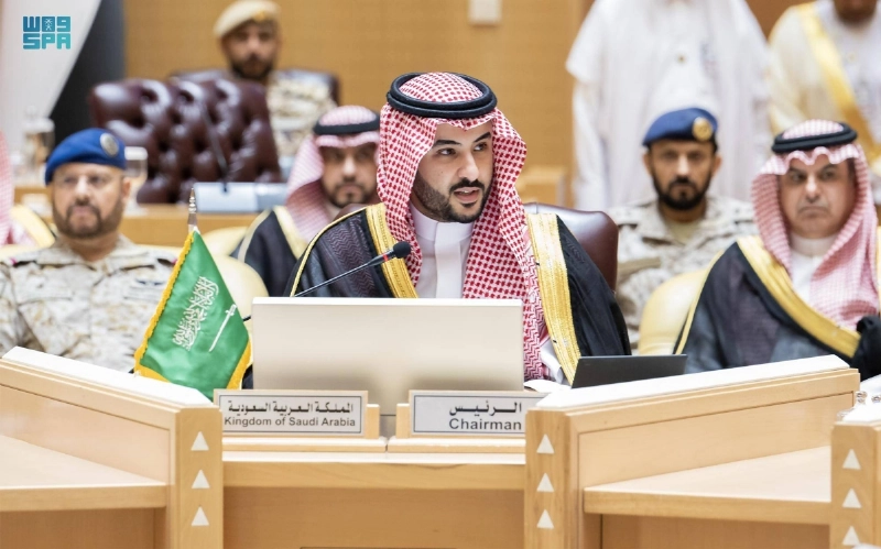 خالد بن سلمان لدى ترؤسه الاجتماع (واس)