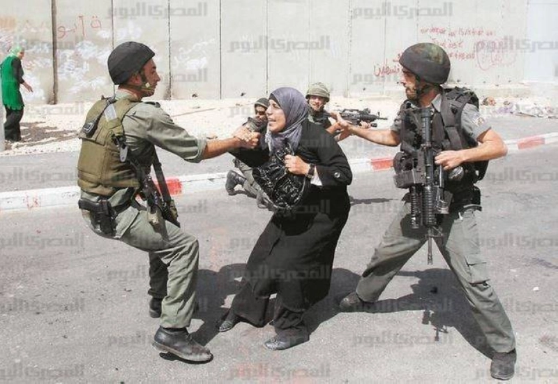 قوات الاحتلال تعتدي على فلسطينية (مكة)
