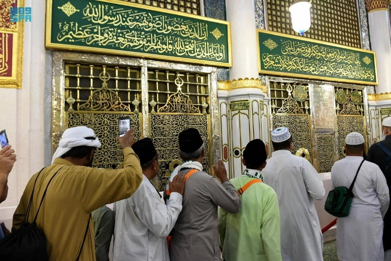 زوار بالروضة الشريفة (مكة)
