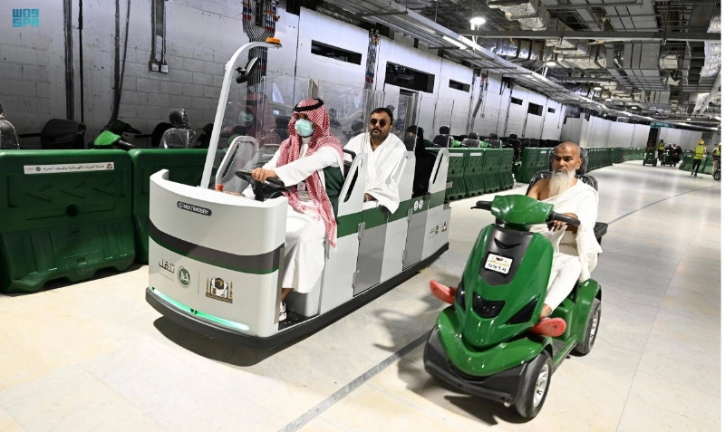 القاطرة الكهربائية خلال تحركها بالمسعى (مكة)