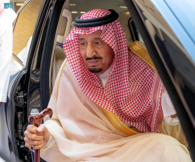 الملك سلمان خلال تجوله في مباني الإمارة وقصر المصمك (واس)