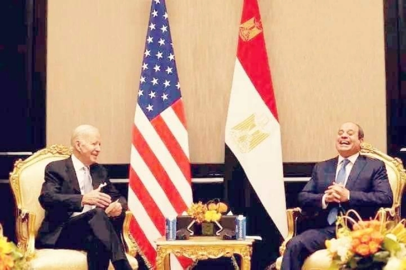 السيسي لدى استقباله بايدن في شرم الشيخ (مكة)