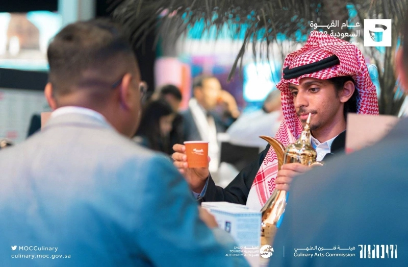 شاب سعودي يوزع القهوة