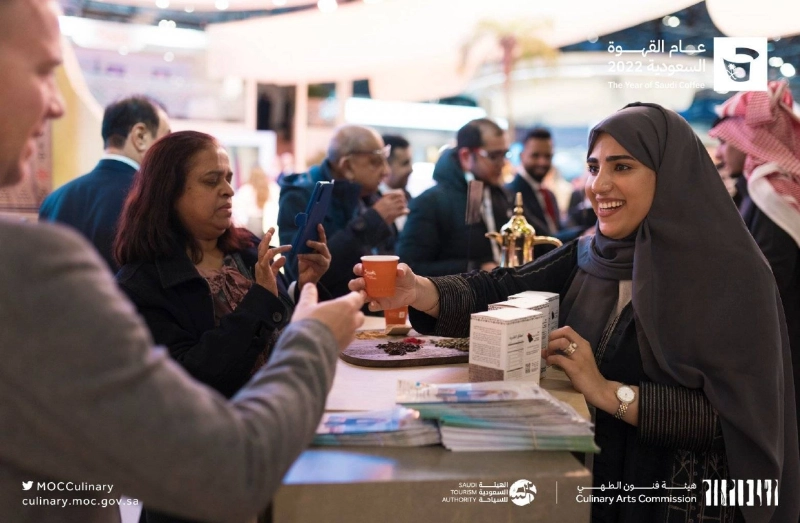 سعوديات يقدمن القهوة للزوار