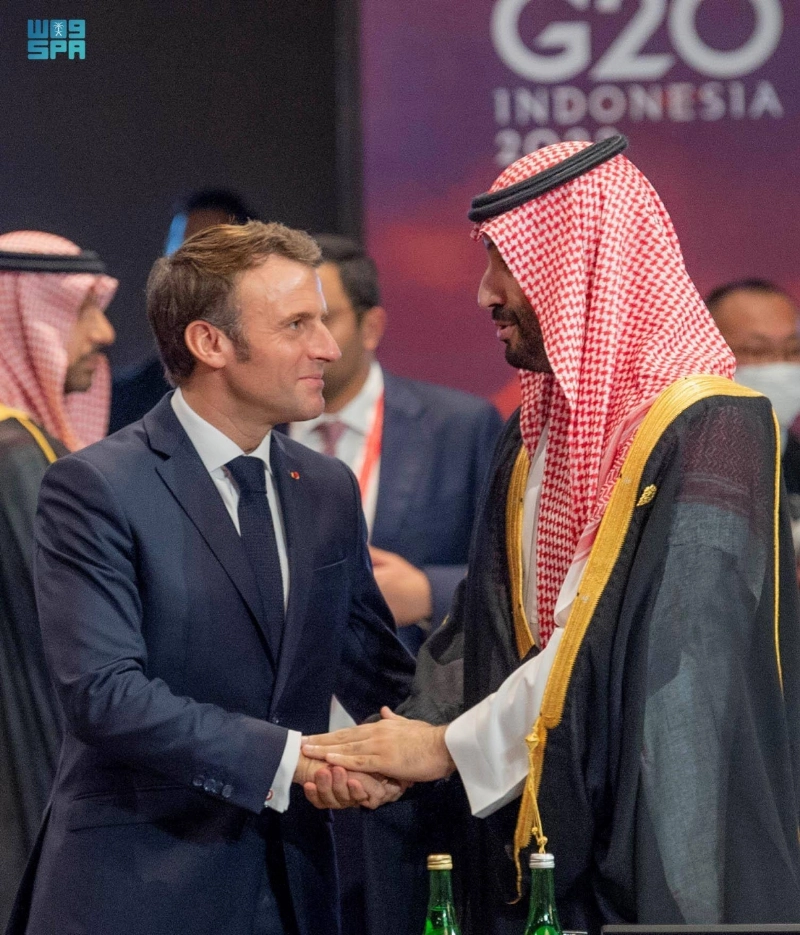 .. ويصافح إيمانويل ماكرون