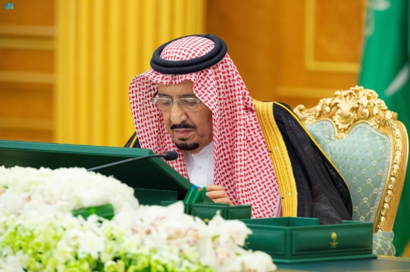 الملك سلمان لدى ترؤسه جلسة مجلس الوزراء أمس (واس)