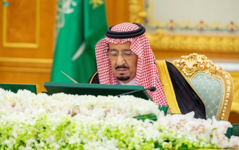 الملك سلمان لدى ترؤسه جلسة مجلس الوزراء أمس (واس)