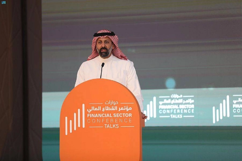 القويز متحدثا في المؤتمر