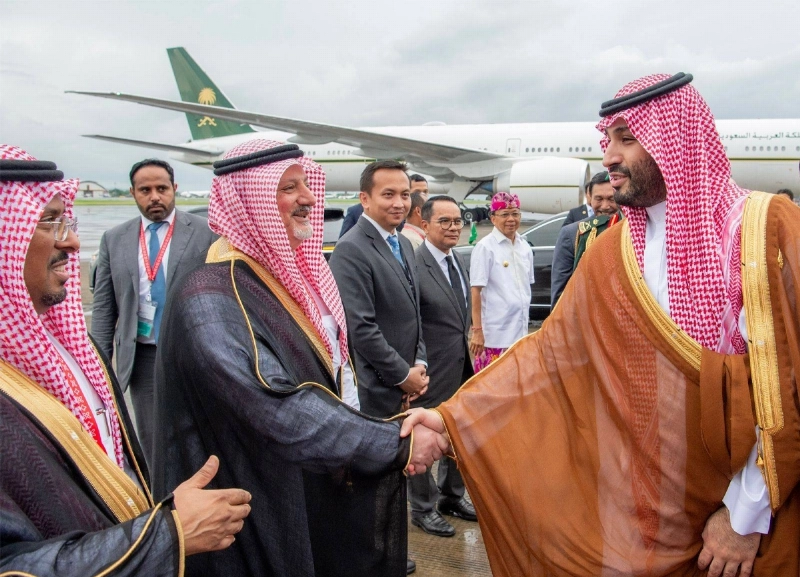 .. ويصافح مودعيه بمطار نغوراه راي الدولي (واس)