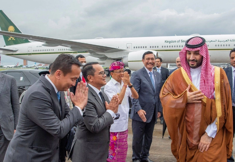 ولي العهد لدى مغادرته إندونيسيا أمس ( واس)