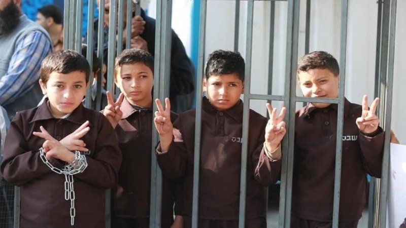 أطفال فلسطينيون خلف القضبان (مكة)