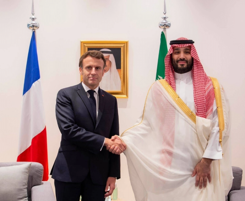 .. ويصافح الرئيس الفرنسي