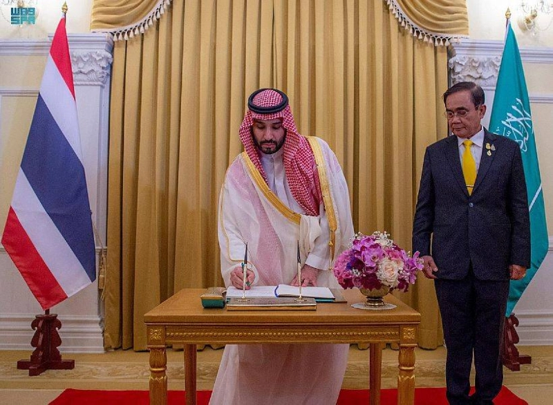 ولي العهد يدون كلمة في سجل الزيارات