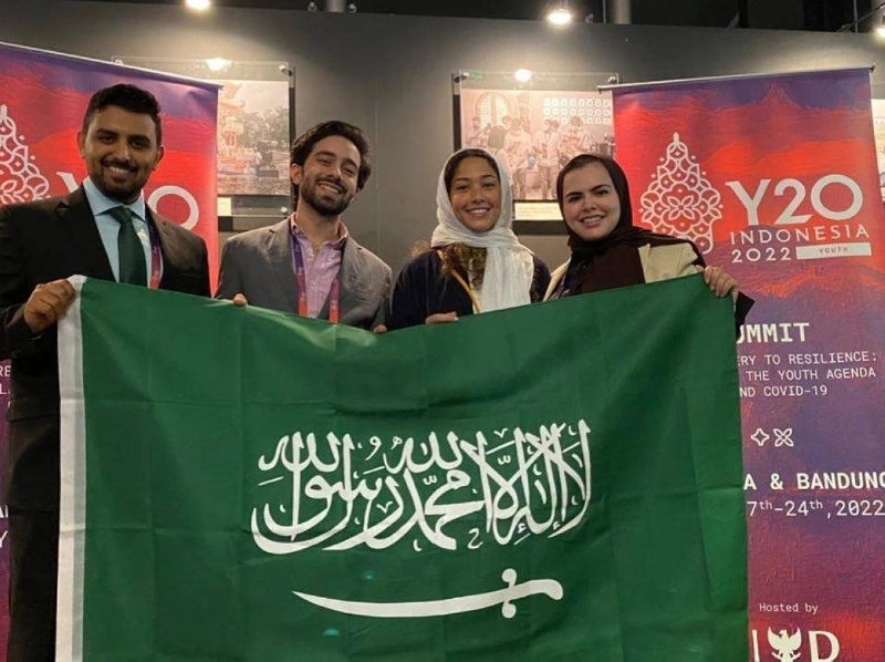 يسر ورغد وسعيد وعبدالمجيد يحملون العلم السعودي