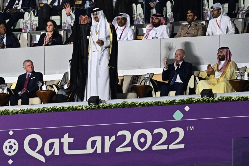 الشيخ تميم بن حمد خلال إعلانه افتتاح المونديال بحضور الأمير محمد بن سلمان وجياني إنفانتينو وعبدالله الثاني