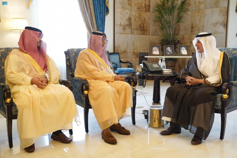 خالد الفيصل لدى استقباله عبدالله كامل وأعضاء مجلس الإدارة (مكة)